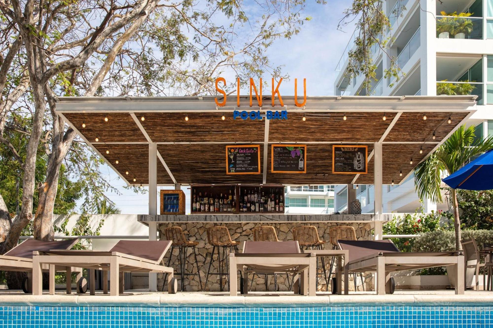 Santa Marta Marriott Resort Playa Dormida Buitenkant foto The pool bar at the hotel